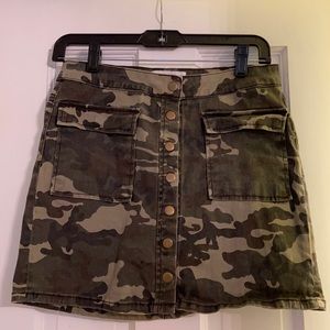 Like New!! Camo button down skirt with pockets